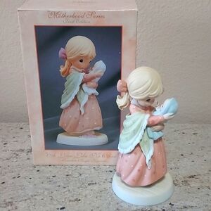 PRECIOUS MOMENTS - 1st Edition in Motherhood Series  - A Love Like No Other 1999